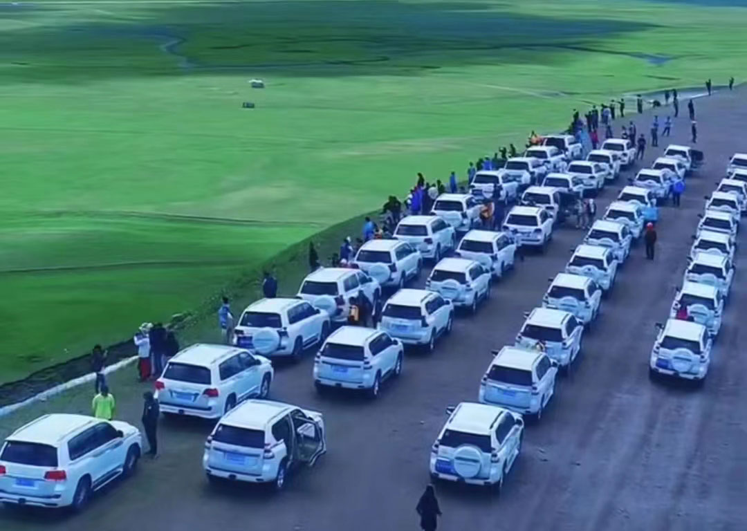 我公司的越野車(chē)隊(duì)在途中停車(chē)場(chǎng)