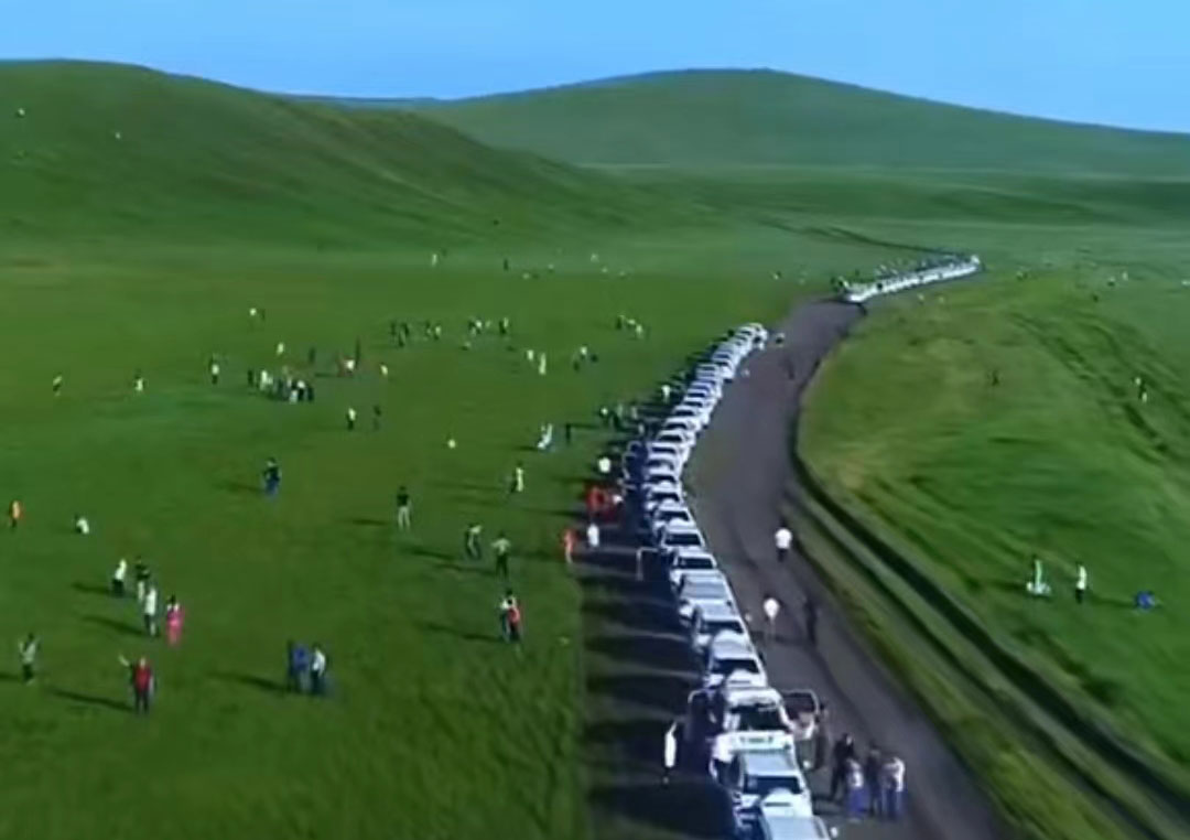 我公司的豐田越野車(chē)隊(duì)在草原上